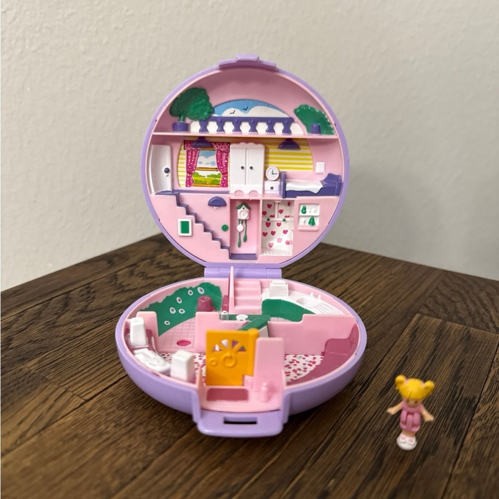 1989 vintage Bluebird Polly Pocket Polly’s flat purple compact apartment